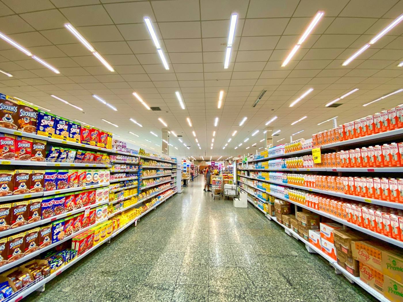 Bocaux et produits d’épicerie sur une étagère.
