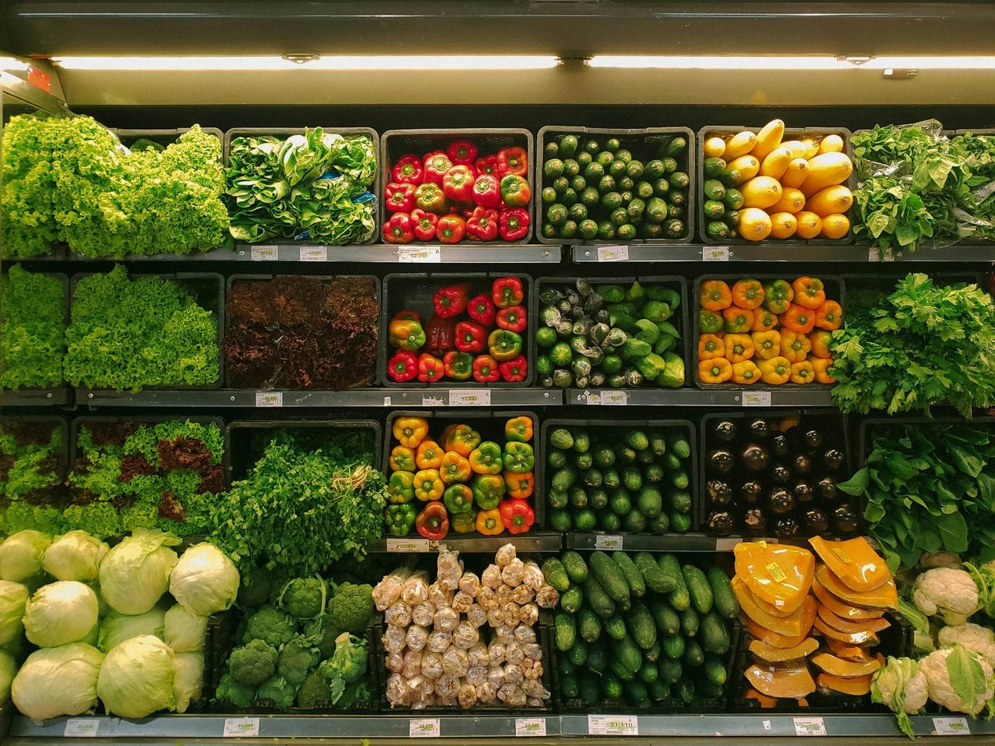 Rayon d’une épicerie, produits alignés et lumière du jour.
