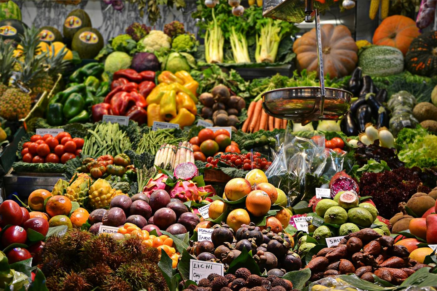 Fruits et légumes sur un étal.